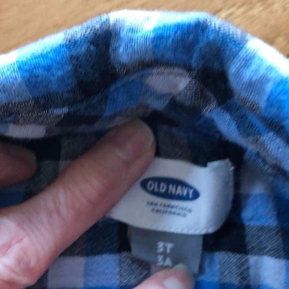 ☘️$6 24/2T shirt Bundle. No tears, stains or holes - Picture 4 of 6